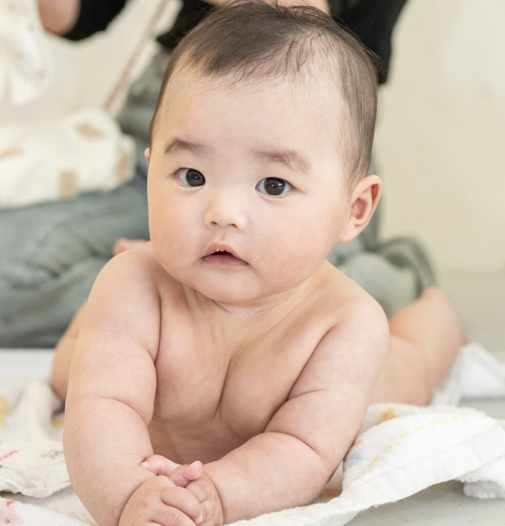 赤ちゃんの「むちむち」した腕や足、小さな手、ふわふわのお肌。 この可愛さは、ずっと続くように思えて、実はほんの一瞬です。